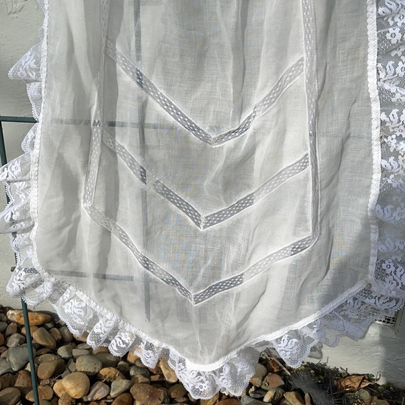 Handmade Lace Apron - Picture 4 of 6